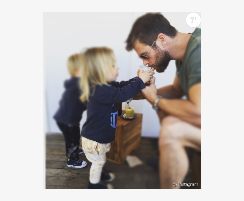 Chris Hemsworth Avec Son Fils Tristan Qui Lui Sert - Chris Hemsworth Et Son Fils, transparent png download