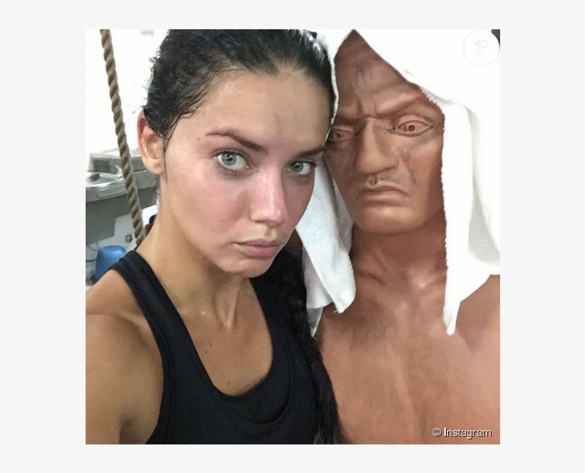 Adriana Lima Multiplie Les Entrainements À La Salle - Adriana Lima Beach Selfie, transparent png download