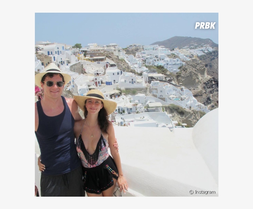 Kaya Scodelario Está Em Santorini, Na Grécia, Ao Lado - Kaya Scodelario Et Son Mari, transparent png download