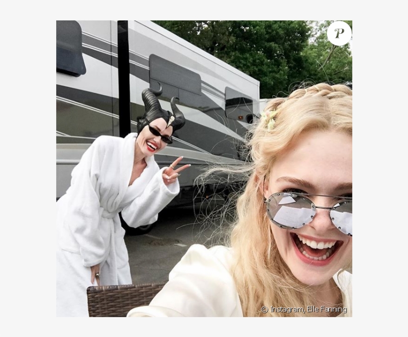 Angelina Jolie Et Elle Fanning Sur Le Tournage De Maléfique - Michelle Pfeiffer Maleficent 2, transparent png download