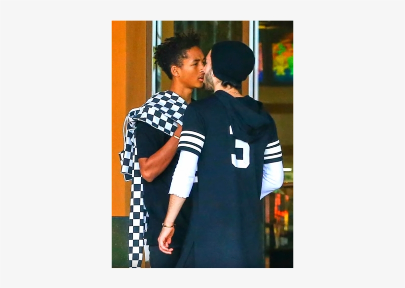 Jaden Smith Kissing Gay Man - Hijo De Will Smith Es Detenido, transparent png download