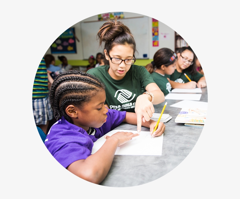 Staff Helping Out Young Boy With Hw - Learning, transparent png download