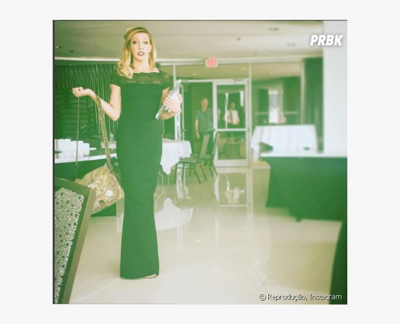 Emily Bett Rickards Publica Fotos De Seus Looks E Faz - Emily Bett Rickards, transparent png download