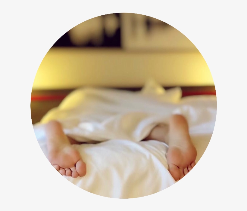 Person Laying In Bed With Feet Out Of Covers - Casual Walking Slippers , Tezoo Round Head Pure Color, transparent png download