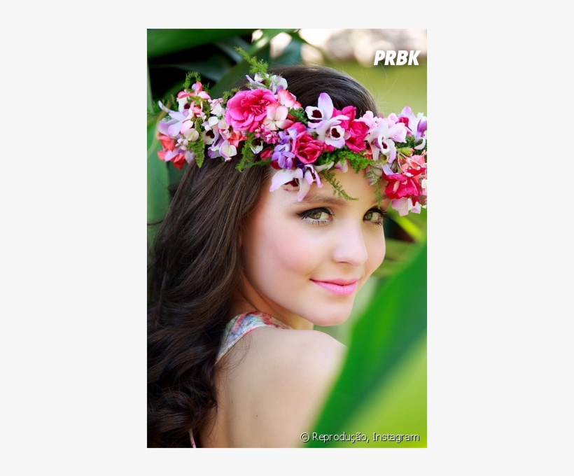 Larissa Manoela Aparece Com Coroa De Flores Em Photoshoot - Larissa Manoela Com Flores Na Cabeça, transparent png download