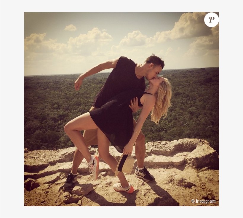 Candice Accola Et Joe King Du Groupe The Fray Réalisant - Fille De Candice Accola, transparent png download