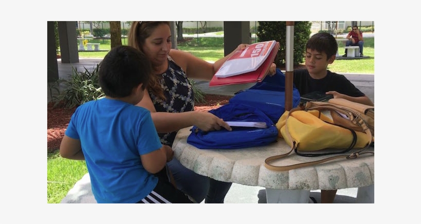 Alumnos De Doral Reciben Bolso Cargado De Útiles Escolares - Mother, transparent png download