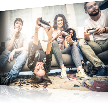 עם המשפחה אב ובנו משחקים ב- Xbox על מסך Lg - Group Of Friends Gaming (372x356), Png Download