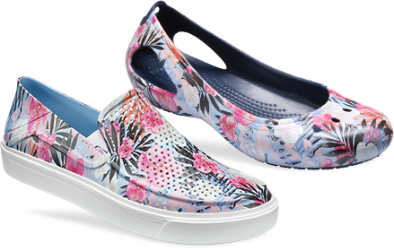 Crocs Can Spring Surprise Over Perak Coach - Crocs 鞋 女 (439x280), Png Download