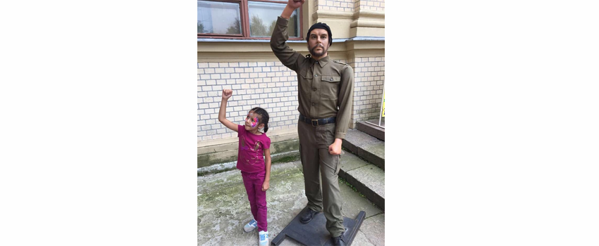 Pawan Kalyan Shares A Picture Of His Daughter And Che - Che Guevara Pawan Kalyan (850x350), Png Download