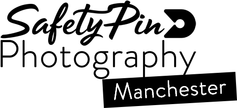 Safetypin Logo Manchester - Safetypin Photography (564x221), Png Download