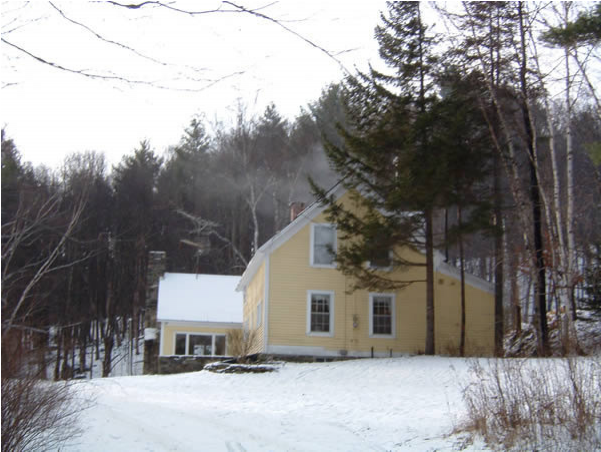 Old Farm House At The End Of A Dirt Road - Snow (800x533), Png Download