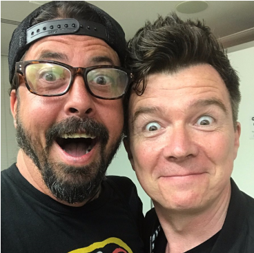 Dave Grohl Y Rick Astley - Rick Astley Dave Grohl (628x366), Png Download