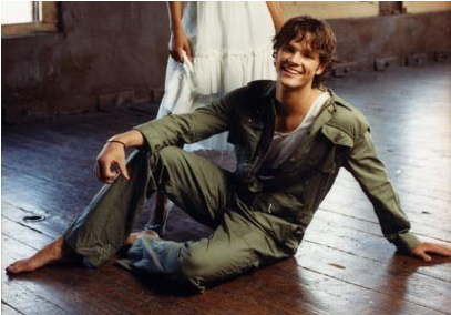 My Stuff What Are You Wearing Jared Padalecki I Guess - Sitting (540x283), Png Download