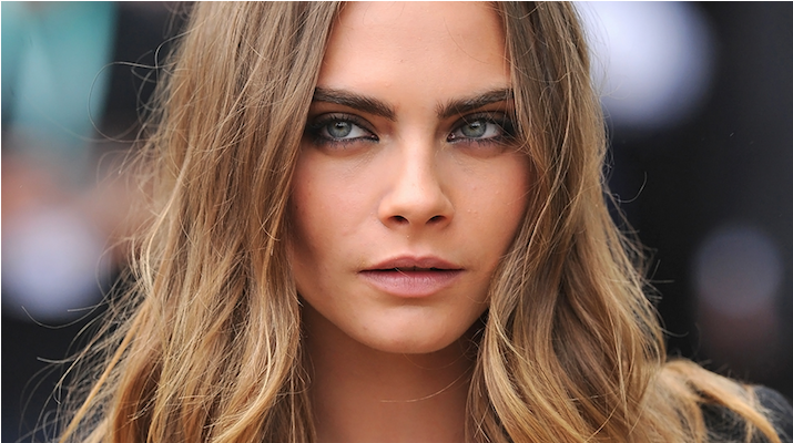 Comme Nous, Les Stars Ont Elles Aussi Leurs Petits - Cara Delevingne (950x399), Png Download