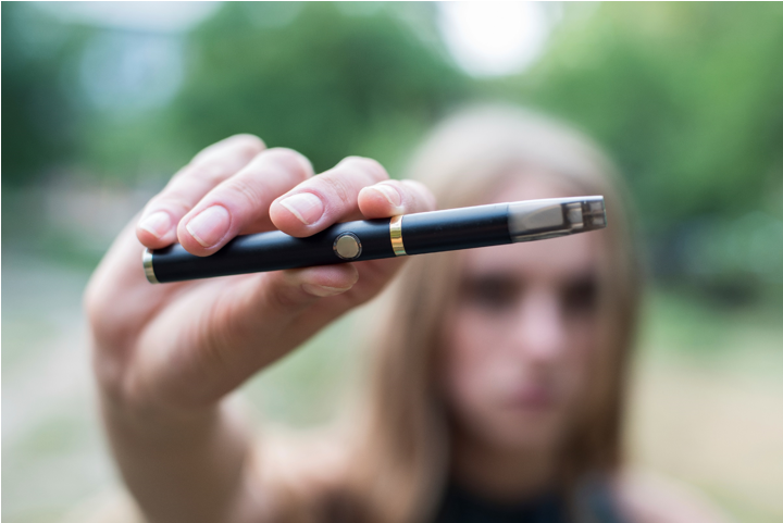 Young Person Holding An E-cigarette - Nemzeti Dohánybolt E Cigi (1403x483), Png Download
