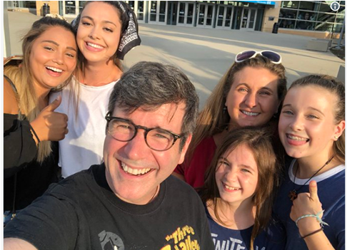 Shawn Mendes E Família (750x350), Png Download