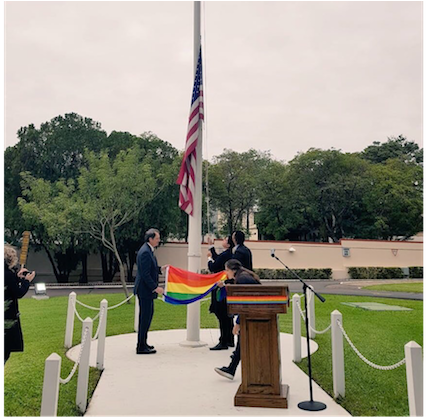La Embajada Yanqui Izó Bandera Del Orgullo Gay - Pride Parade (680x417), Png Download
