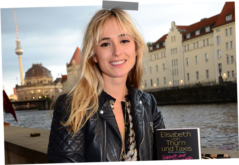 Hot On Her Heels - Single Princesses In The World (1026x602), Png Download