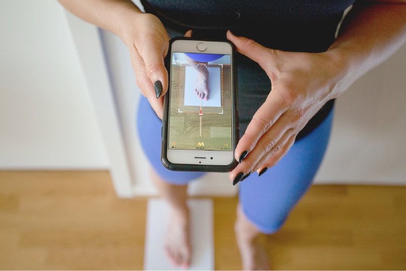 Place Both The Piece Of Paper And Your Foot On The - Wiivv Wearables Inc. (800x533), Png Download