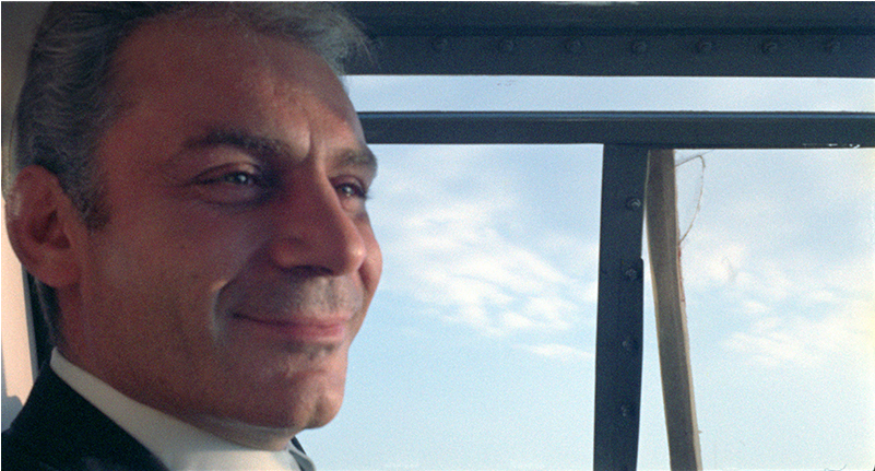 Move Cursor Over Image To View - Gentleman (800x589), Png Download