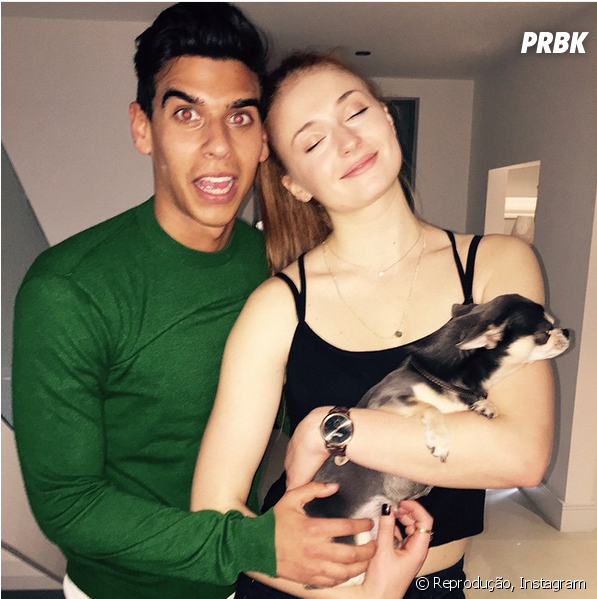 Maisie Williams Revelou Que Sophie Turner, De &quot - Game Of Thrones (950x598), Png Download