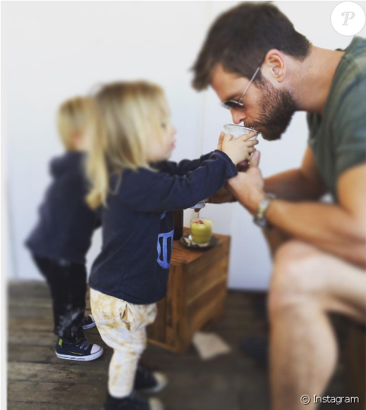 Chris Hemsworth Avec Son Fils Tristan Qui Lui Sert - Chris Hemsworth Et Son Fils (950x596), Png Download