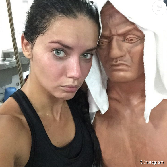 Adriana Lima Multiplie Les Entrainements À La Salle - Adriana Lima Beach Selfie (950x582), Png Download