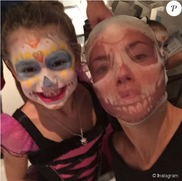 Adriana Lima A Feté Halloween Avec Ses Filles Valentina - Adriana Lima (950x581), Png Download