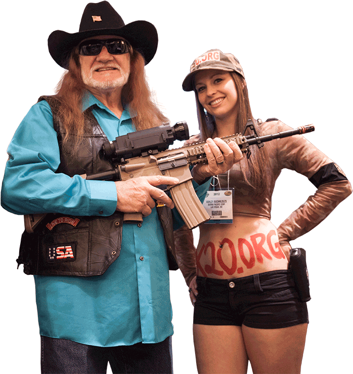 Willie Holding His Rifle With A T14 Thermal Scope Mounted - Gun Barrel (800x788), Png Download