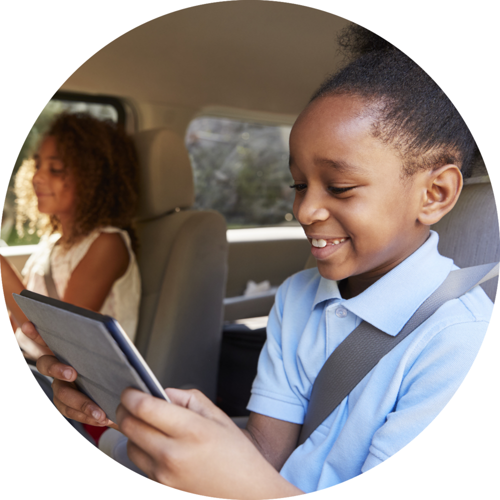 Children Using Digital Devices On Car Journey Plzthyq - Girl (1000x1000), Png Download