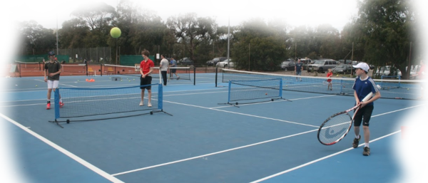 6 Courts Under Lights 4 X En Tout Cas 2 X Plexi - Soft Tennis (600x257), Png Download