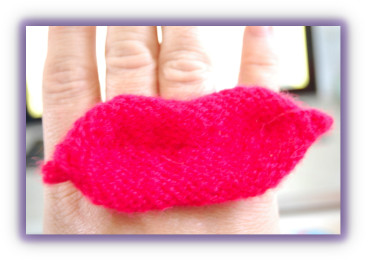 Free Pattern For The Sassy Funky "lip" Ring - Manicure (555x405), Png Download