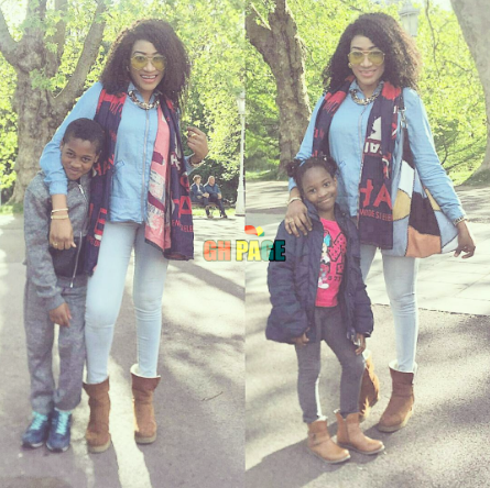Oge Okoye With Her Children - Oge Okoye And Daughter (445x444), Png Download