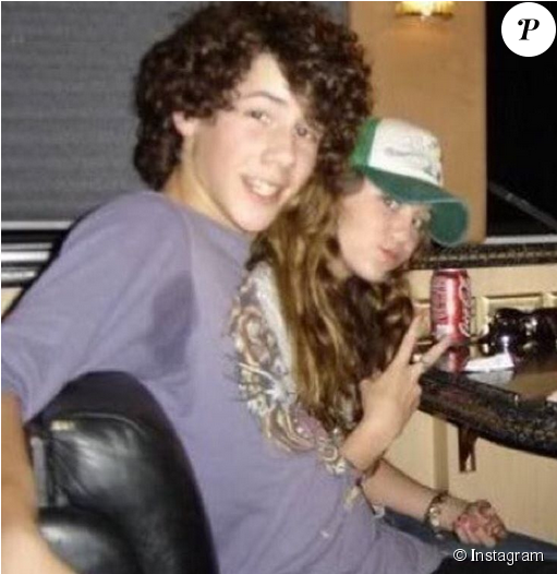 Nick Jonas Et Miley Cyrus À L'époque Où Ils Sortaient - Miley Cyrus And Nick Jonas (950x525), Png Download