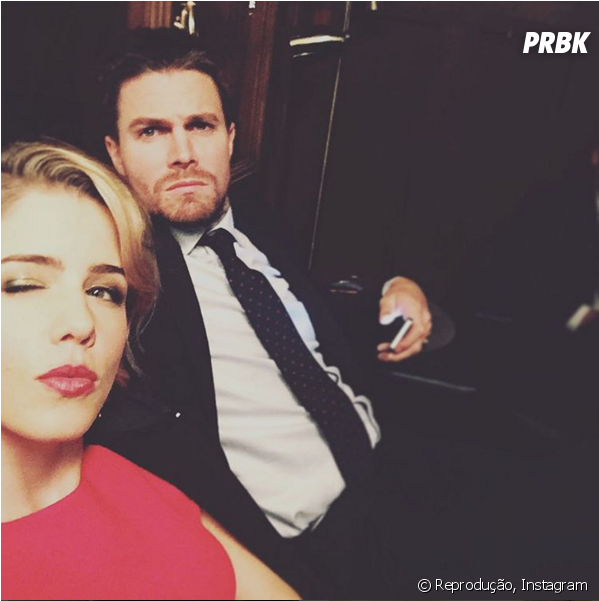 , Emily Bett Rickards Publica Foto Ao Lado De Stephen - Emily Bett Rickards E Stephen Amell Png (950x600), Png Download