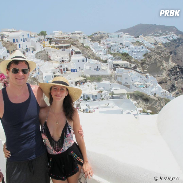 Kaya Scodelario Está Em Santorini, Na Grécia, Ao Lado - Kaya Scodelario Et Son Mari (950x596), Png Download