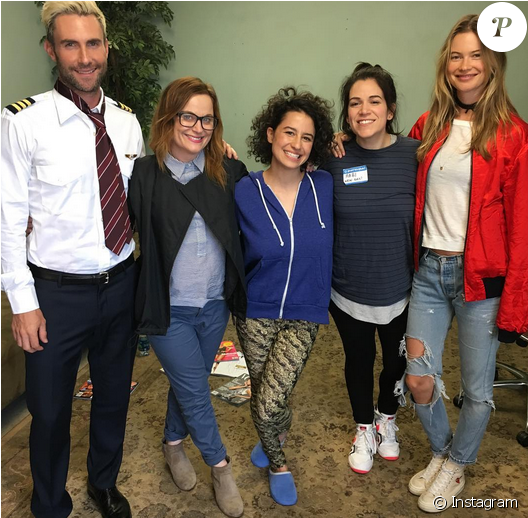 Adam Levine Et Sa Femme Behati Prinsloo Sur Le Tournage - Adam Levine Et Sa Femme 2016 (950x517), Png Download