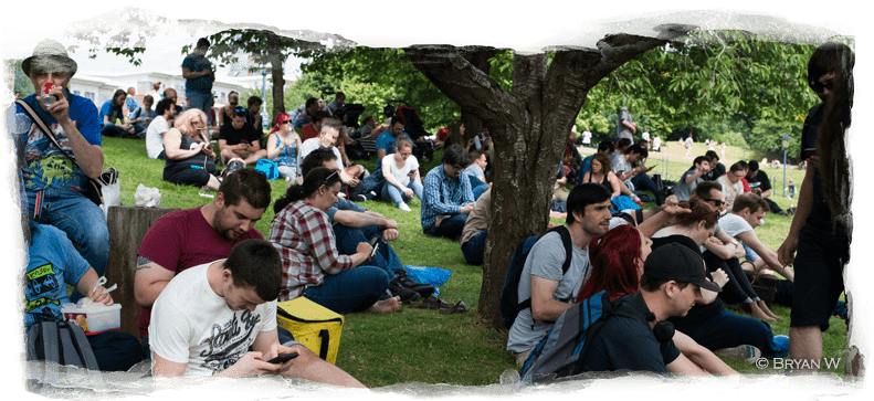 Everyone Sitting Together, Playing Together - Crowd (800x363), Png Download