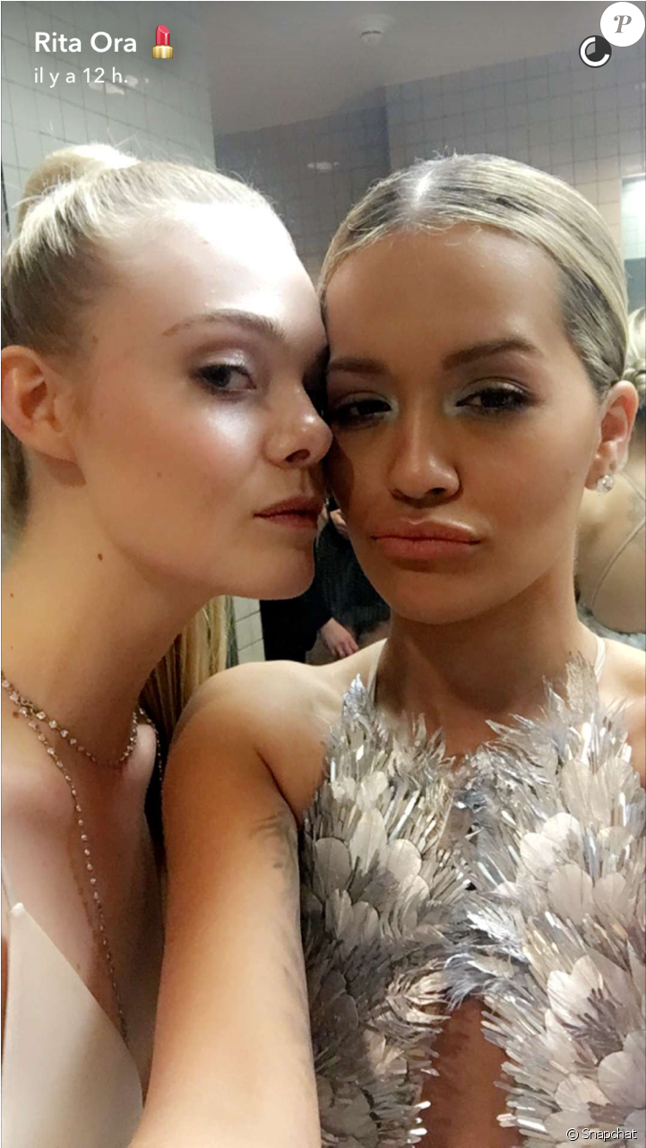 Elle Fanning Et Rita Ora Au Met Gala Le 2 Mai - Elle Fanning Met Gala 2016 (950x1280), Png Download