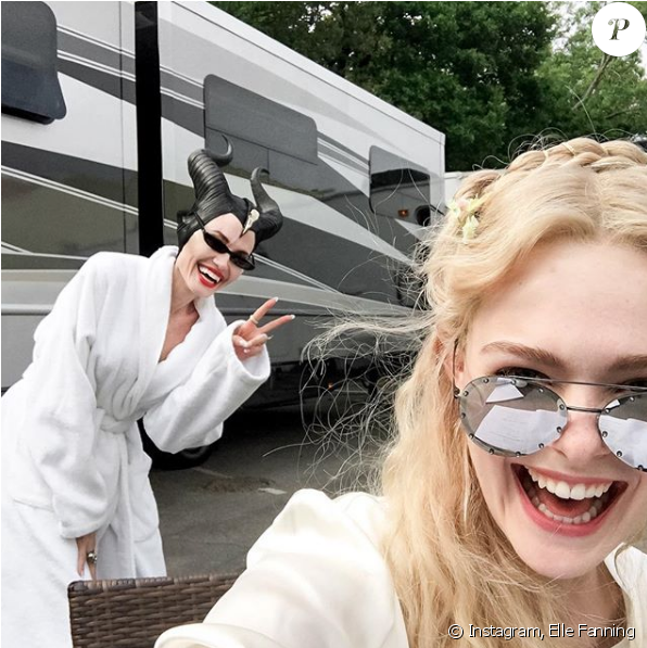 Angelina Jolie Et Elle Fanning Sur Le Tournage De Maléfique - Michelle Pfeiffer Maleficent 2 (950x596), Png Download
