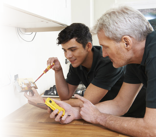 Electrician Working (641x565), Png Download