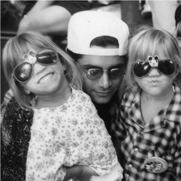 John Stamos Ému - John Stamos And Mary Kate & Ashley Olsen Disneyland (1200x630), Png Download