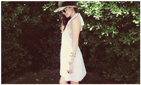 Zoey Deutch Wallpaper Possibly Containing A Well Dressed - Wallpaper (500x320), Png Download