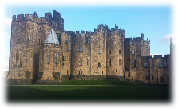 Hogwarts School Of Wizardry - Alnwick Castle (579x354), Png Download