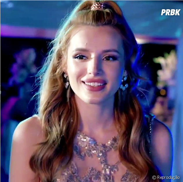 Bella Thorne Também É Constantemente Criticada Por - Famous In Love (950x631), Png Download