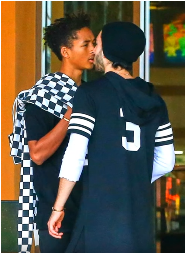 Jaden Smith Kissing Gay Man - Hijo De Will Smith Es Detenido (879x502), Png Download