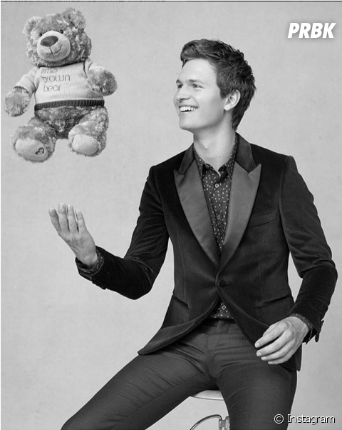 É Só Olhar Pra Cara Do Ansel Elgort, De &quot - Ansel Elgort Guitar Photoshoot (950x601), Png Download