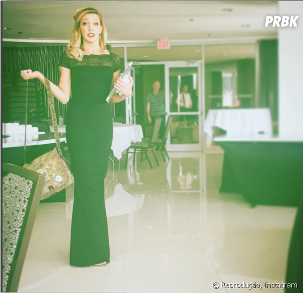 Emily Bett Rickards Publica Fotos De Seus Looks E Faz - Emily Bett Rickards (950x584), Png Download