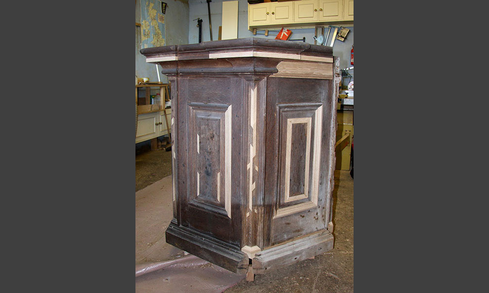 Mouldings And Hand Cut Veneers Replaced On Pulpit - Pulpit (1000x600), Png Download